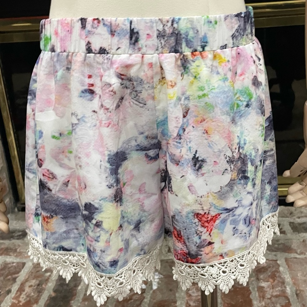 Floral abstract watercolor shorts with lace trim / M/L / Excellent condition